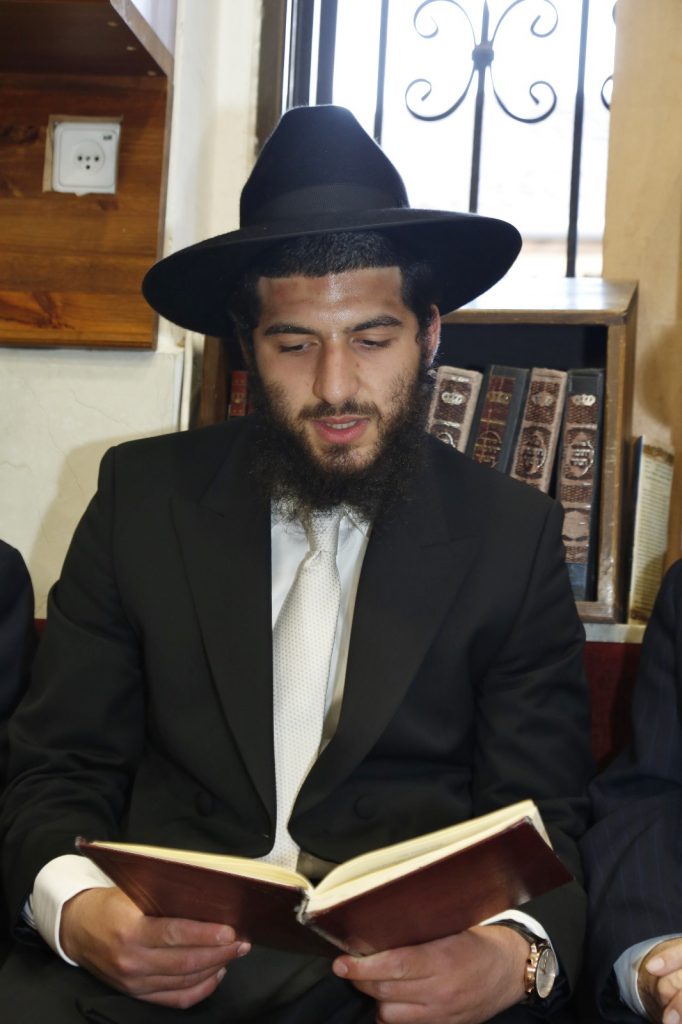תיעוד: ר"י המקובלים 'נהר שלום' הגר"ב שמואל השיא את בנו תיעוד: ר"י המקובלים 'נהר שלום' הגר"ב שמואל השיא את בנו