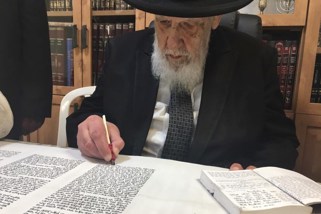 תיעוד: סיום כתיבת ס"ת מהודר לזכר שר הדתות הרב דוד אזולאי ז"ל תיעוד: סיום כתיבת ס"ת מהודר לזכר שר הדתות הרב דוד אזולאי ז"ל