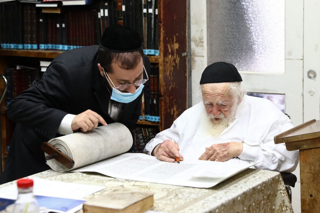 תיעוד: סיום כתיבת ס"ת מהודר לזכר שר הדתות הרב דוד אזולאי ז"ל תיעוד: סיום כתיבת ס"ת מהודר לזכר שר הדתות הרב דוד אזולאי ז"ל