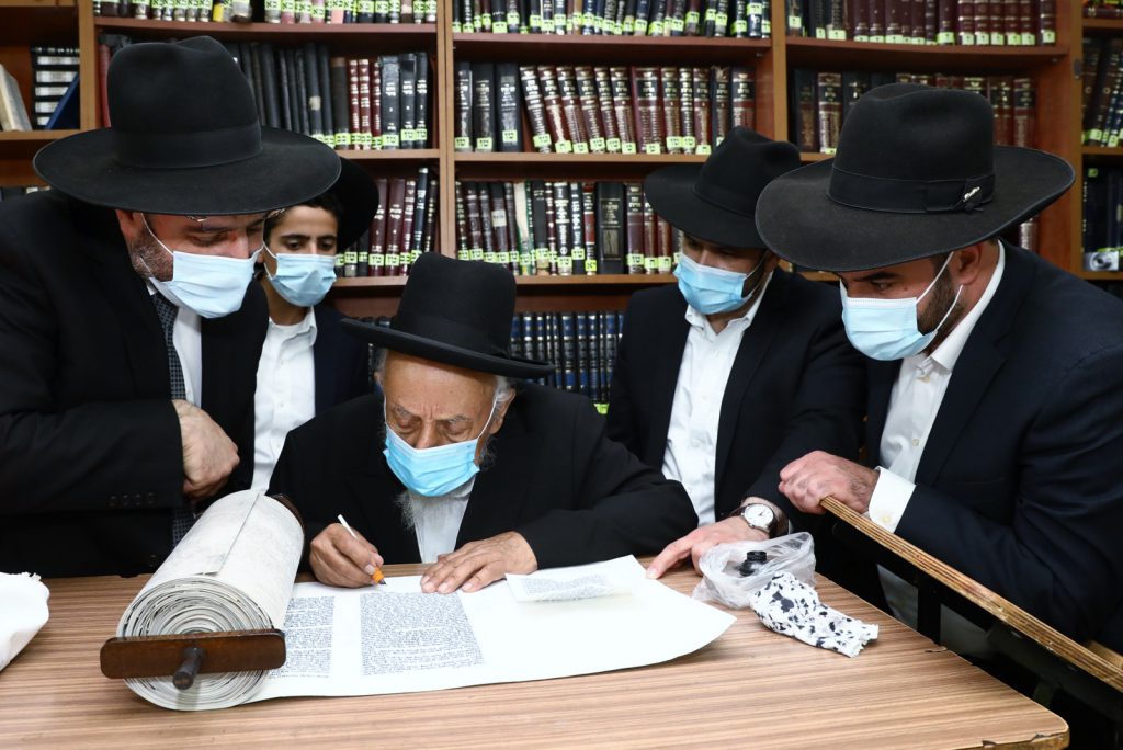 תיעוד: סיום כתיבת ס"ת מהודר לזכר שר הדתות הרב דוד אזולאי ז"ל תיעוד: סיום כתיבת ס"ת מהודר לזכר שר הדתות הרב דוד אזולאי ז"ל