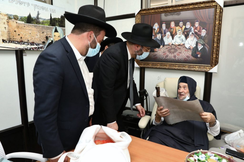 תיעוד: סיום כתיבת ס"ת מהודר לזכר שר הדתות הרב דוד אזולאי ז"ל תיעוד: סיום כתיבת ס"ת מהודר לזכר שר הדתות הרב דוד אזולאי ז"ל