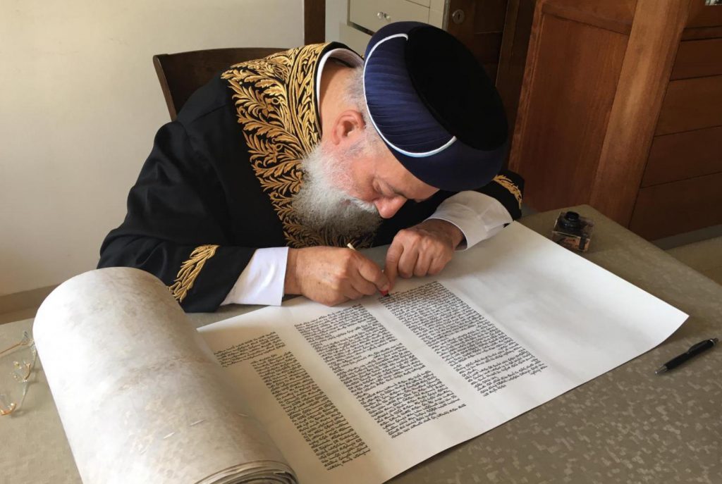 תיעוד: סיום כתיבת ס"ת מהודר לזכר שר הדתות הרב דוד אזולאי ז"ל תיעוד: סיום כתיבת ס"ת מהודר לזכר שר הדתות הרב דוד אזולאי ז"ל