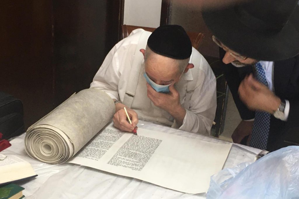 תיעוד: סיום כתיבת ס"ת מהודר לזכר שר הדתות הרב דוד אזולאי ז"ל תיעוד: סיום כתיבת ס"ת מהודר לזכר שר הדתות הרב דוד אזולאי ז"ל