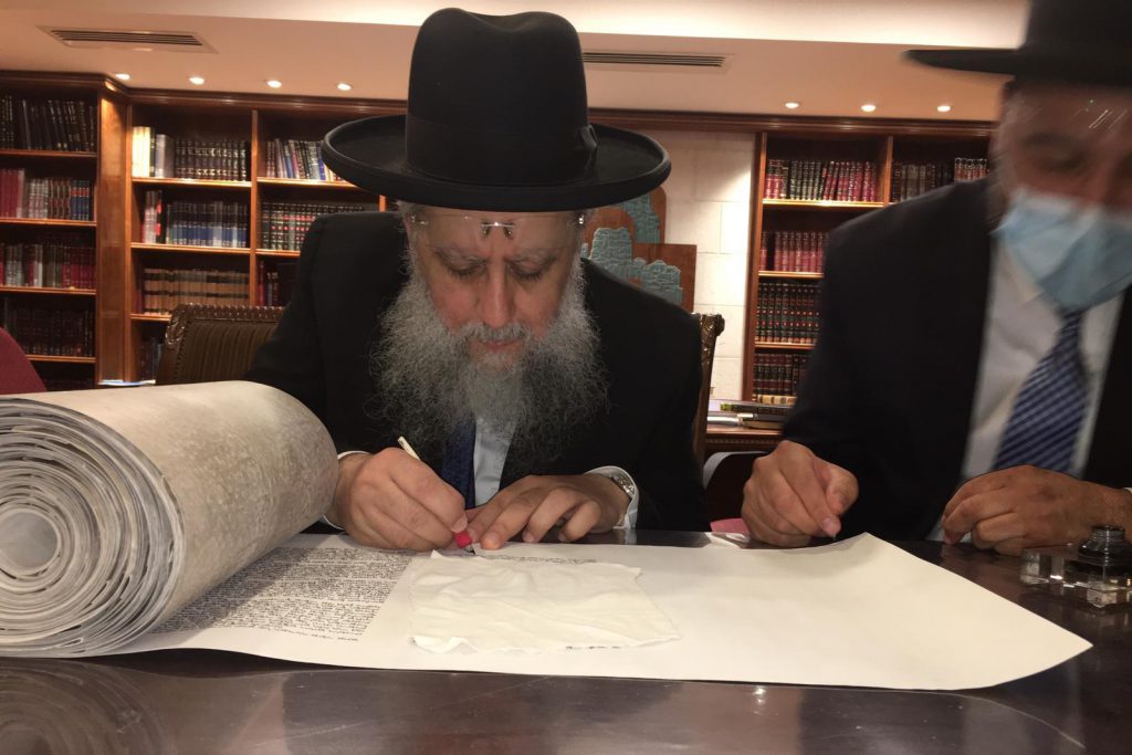 תיעוד: סיום כתיבת ס"ת מהודר לזכר שר הדתות הרב דוד אזולאי ז"ל תיעוד: סיום כתיבת ס"ת מהודר לזכר שר הדתות הרב דוד אזולאי ז"ל