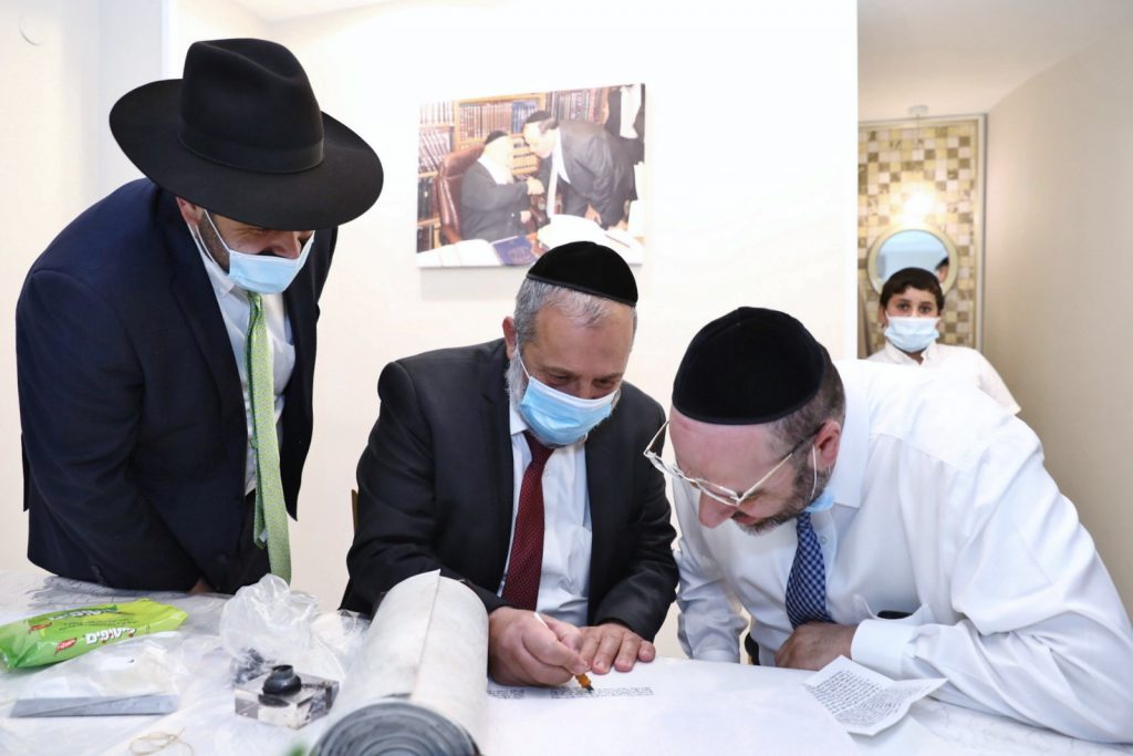 תיעוד: סיום כתיבת ס"ת מהודר לזכר שר הדתות הרב דוד אזולאי ז"ל תיעוד: סיום כתיבת ס"ת מהודר לזכר שר הדתות הרב דוד אזולאי ז"ל