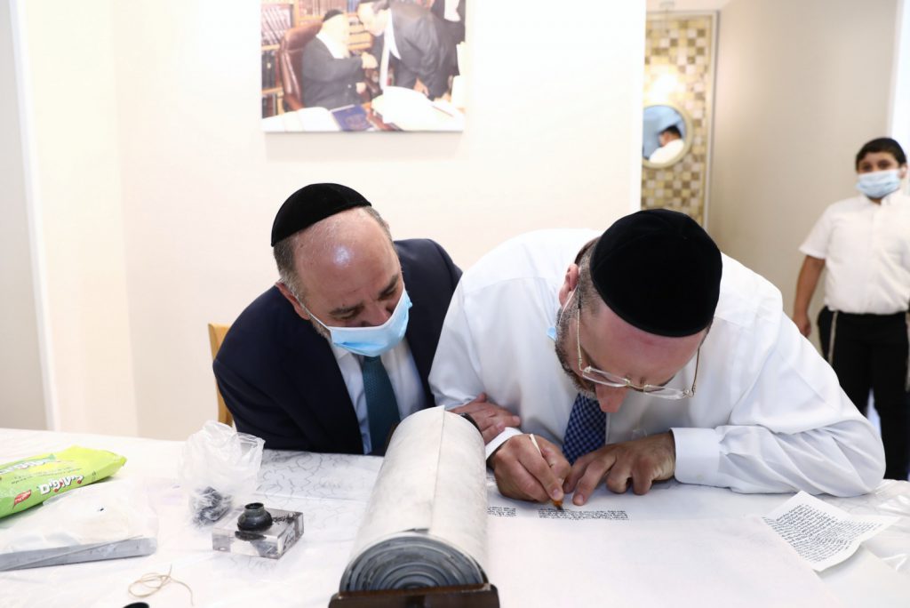 תיעוד: סיום כתיבת ס"ת מהודר לזכר שר הדתות הרב דוד אזולאי ז"ל תיעוד: סיום כתיבת ס"ת מהודר לזכר שר הדתות הרב דוד אזולאי ז"ל