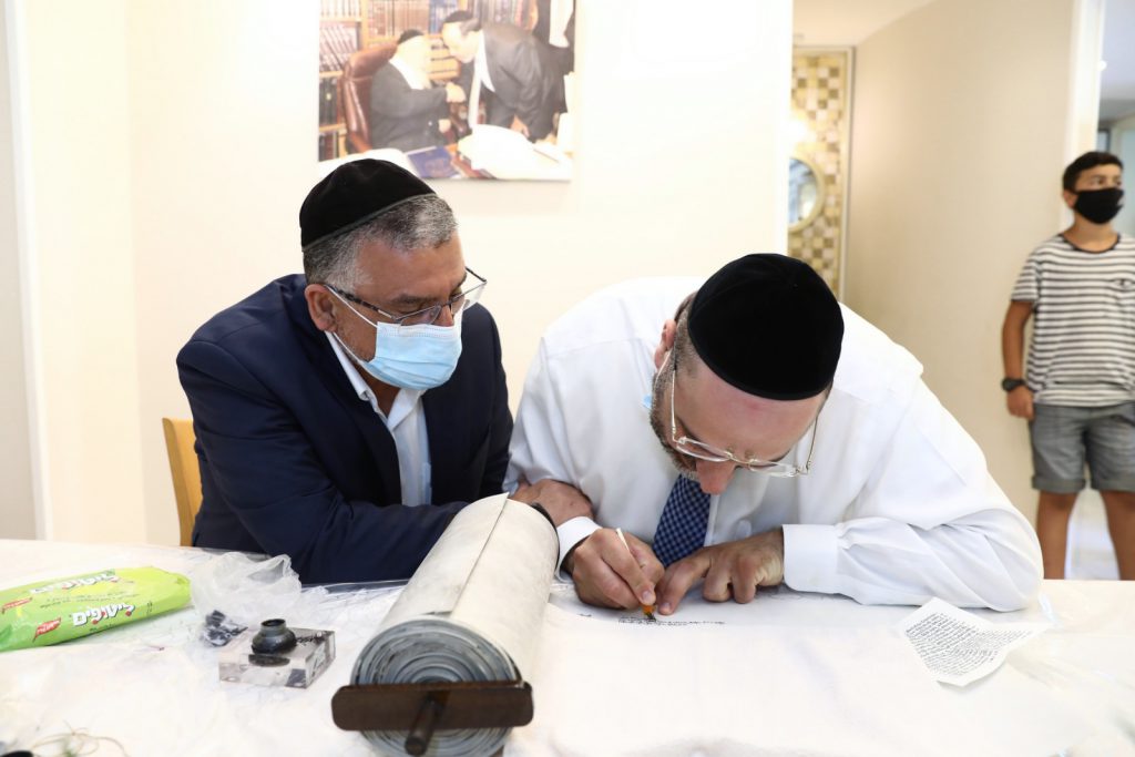 תיעוד: סיום כתיבת ס"ת מהודר לזכר שר הדתות הרב דוד אזולאי ז"ל תיעוד: סיום כתיבת ס"ת מהודר לזכר שר הדתות הרב דוד אזולאי ז"ל