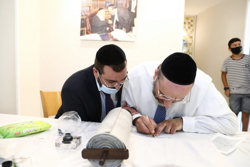 תיעוד: סיום כתיבת ס"ת מהודר לזכר שר הדתות הרב דוד אזולאי ז"ל תיעוד: סיום כתיבת ס"ת מהודר לזכר שר הדתות הרב דוד אזולאי ז"ל