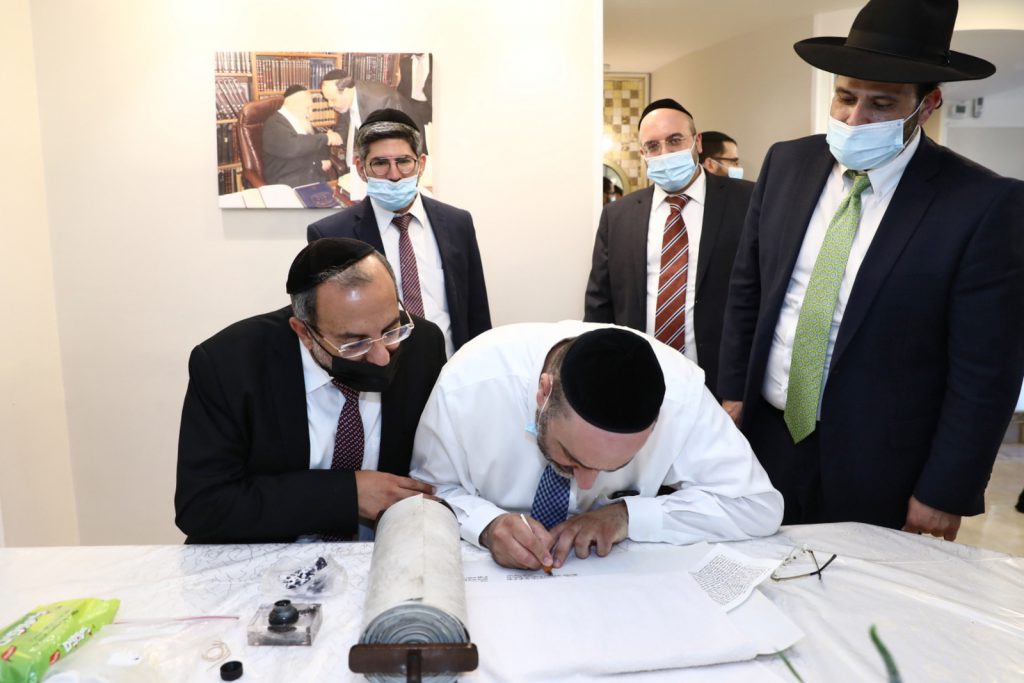 תיעוד: סיום כתיבת ס"ת מהודר לזכר שר הדתות הרב דוד אזולאי ז"ל תיעוד: סיום כתיבת ס"ת מהודר לזכר שר הדתות הרב דוד אזולאי ז"ל