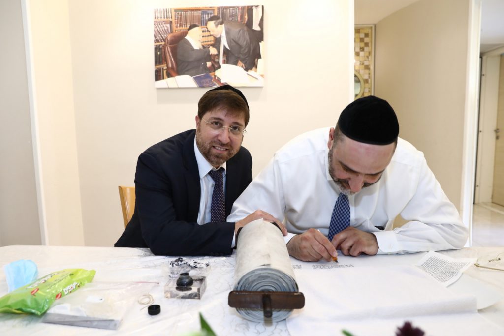 תיעוד: סיום כתיבת ס"ת מהודר לזכר שר הדתות הרב דוד אזולאי ז"ל תיעוד: סיום כתיבת ס"ת מהודר לזכר שר הדתות הרב דוד אזולאי ז"ל