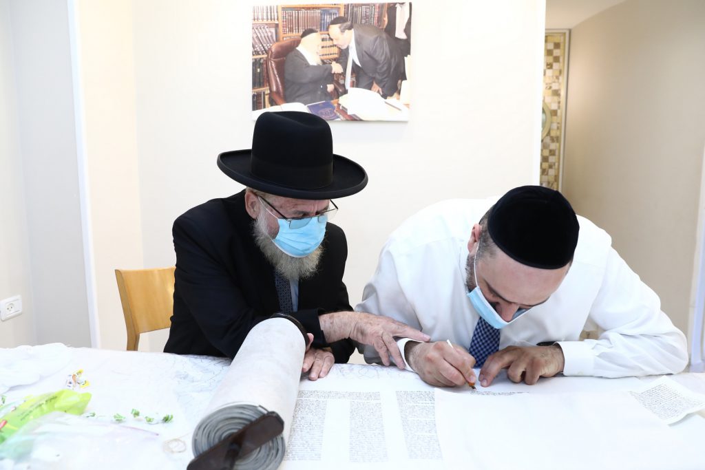 תיעוד: סיום כתיבת ס"ת מהודר לזכר שר הדתות הרב דוד אזולאי ז"ל תיעוד: סיום כתיבת ס"ת מהודר לזכר שר הדתות הרב דוד אזולאי ז"ל