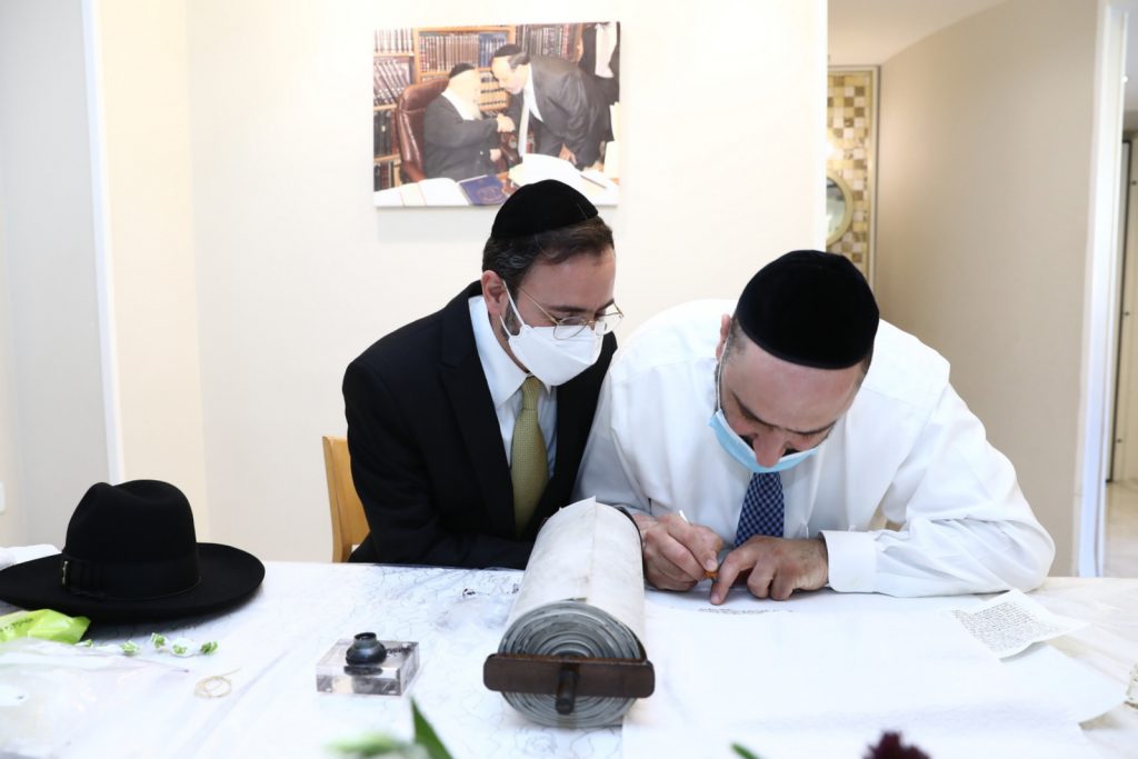 תיעוד: סיום כתיבת ס"ת מהודר לזכר שר הדתות הרב דוד אזולאי ז"ל תיעוד: סיום כתיבת ס"ת מהודר לזכר שר הדתות הרב דוד אזולאי ז"ל