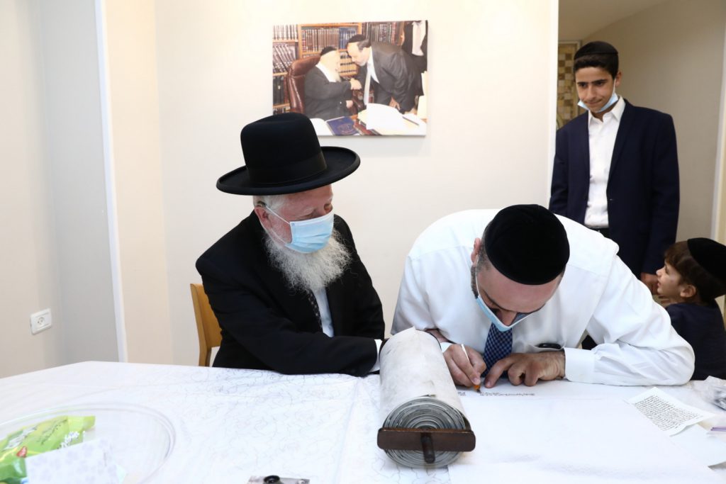 תיעוד: סיום כתיבת ס"ת מהודר לזכר שר הדתות הרב דוד אזולאי ז"ל תיעוד: סיום כתיבת ס"ת מהודר לזכר שר הדתות הרב דוד אזולאי ז"ל
