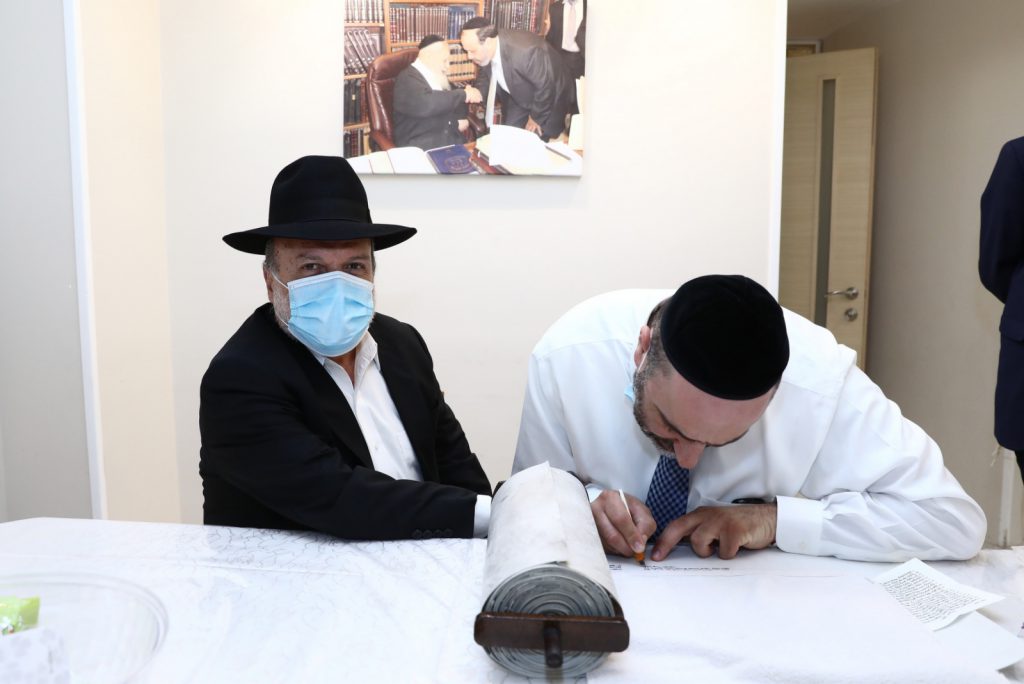 תיעוד: סיום כתיבת ס"ת מהודר לזכר שר הדתות הרב דוד אזולאי ז"ל תיעוד: סיום כתיבת ס"ת מהודר לזכר שר הדתות הרב דוד אזולאי ז"ל