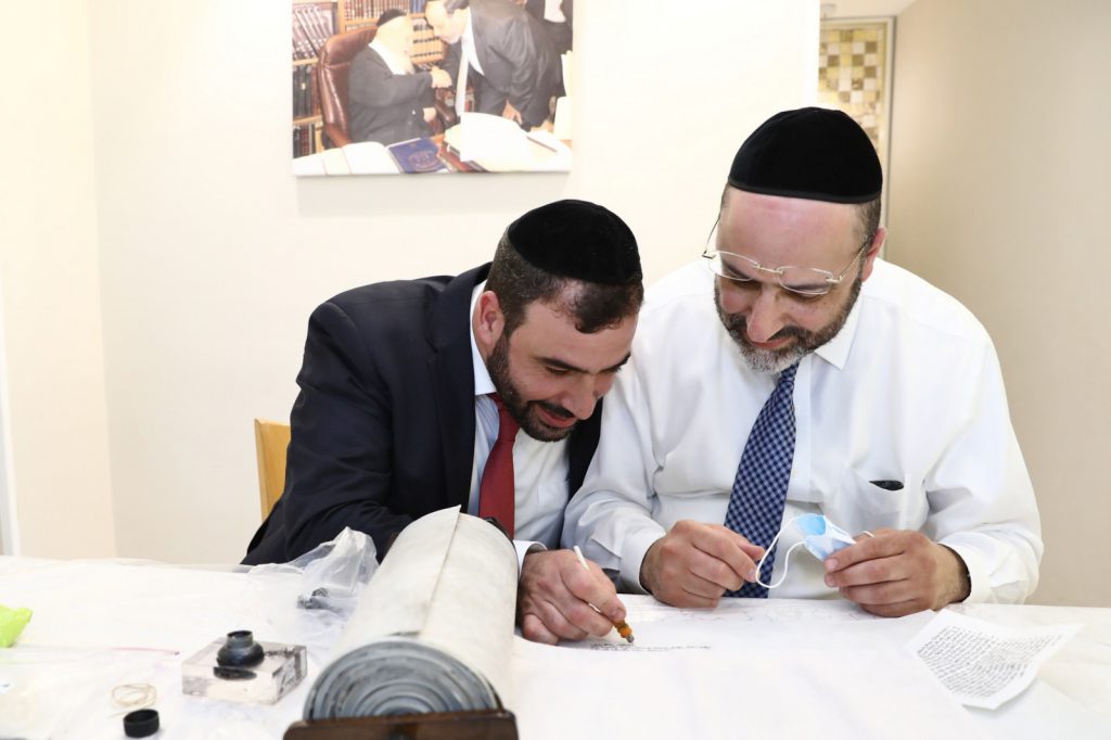 תיעוד: סיום כתיבת ס"ת מהודר לזכר שר הדתות הרב דוד אזולאי ז"ל תיעוד: סיום כתיבת ס"ת מהודר לזכר שר הדתות הרב דוד אזולאי ז"ל