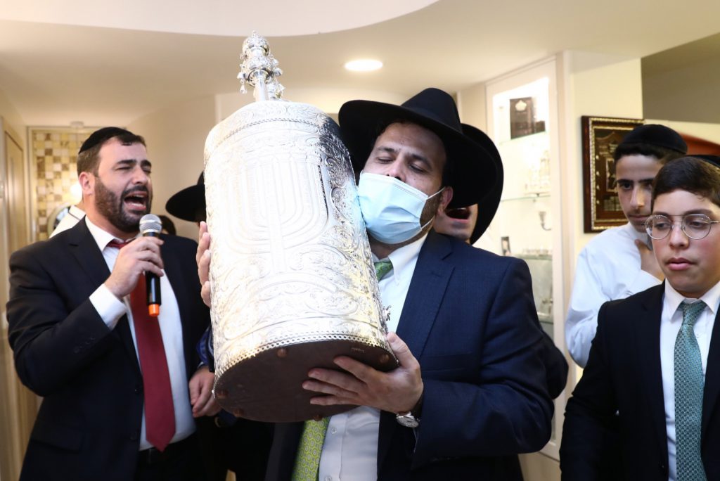תיעוד: סיום כתיבת ס"ת מהודר לזכר שר הדתות הרב דוד אזולאי ז"ל תיעוד: סיום כתיבת ס"ת מהודר לזכר שר הדתות הרב דוד אזולאי ז"ל