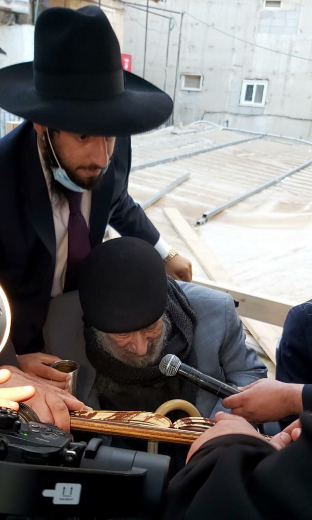 תיעוד: ר"י המקובלים 'נהר שלום' הגר"ב שמואל השיא את בנו תיעוד: ר"י המקובלים 'נהר שלום' הגר"ב שמואל השיא את בנו