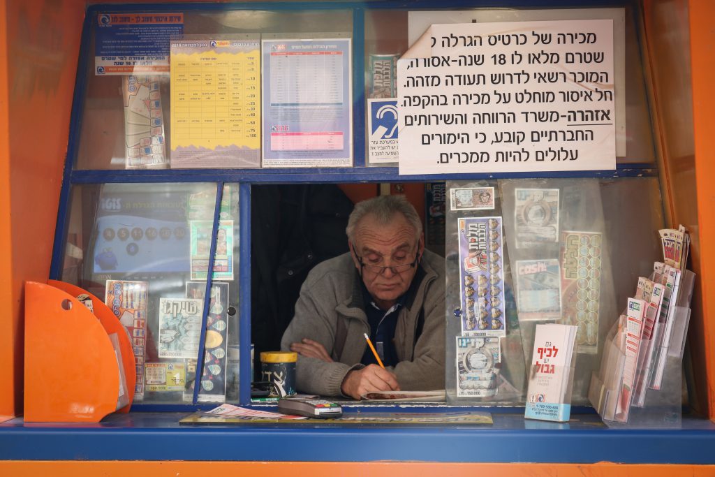 אדולף היטלר זכה בבחירות השבוע • כותרות מהעולם