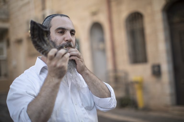 רב טוען: יש לכסות את השופר במכסה