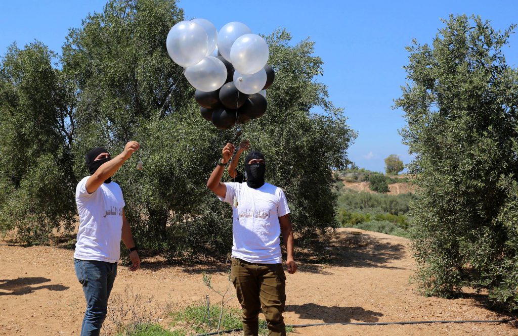 תיעוד מטריד מהצד הפלסטיני: כך המחבלים שולחים את בלוני התבערה לישראל