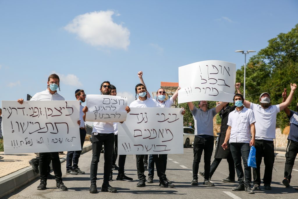 חסידי ברסלב הזועמים יצאו להפגין מול נתניהו חסידי ברסלב הזועמים יצאו להפגין מול נתניהו