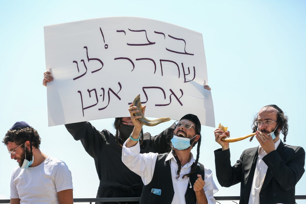 חסידי ברסלב הזועמים יצאו להפגין מול נתניהו חסידי ברסלב הזועמים יצאו להפגין מול נתניהו