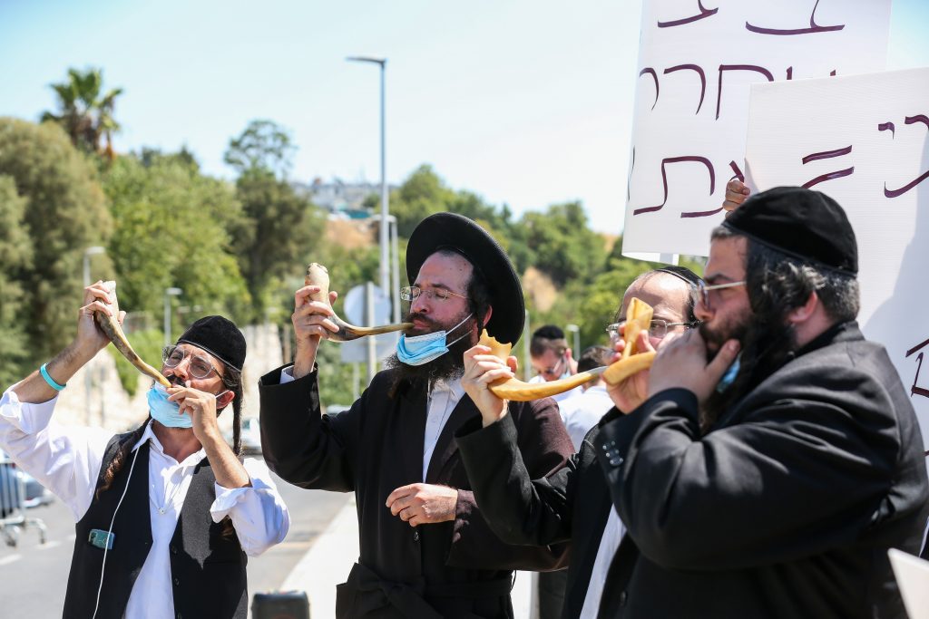 חסידי ברסלב הזועמים יצאו להפגין מול נתניהו חסידי ברסלב הזועמים יצאו להפגין מול נתניהו