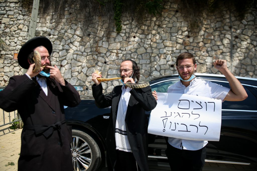 חסידי ברסלב הזועמים יצאו להפגין מול נתניהו חסידי ברסלב הזועמים יצאו להפגין מול נתניהו