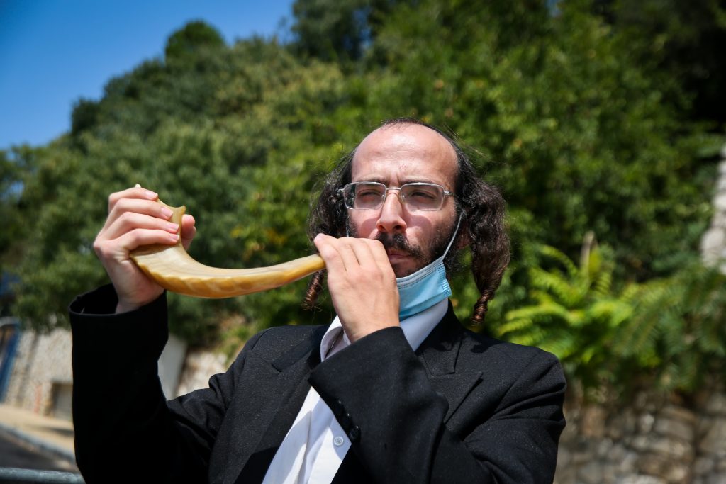 חסידי ברסלב הזועמים יצאו להפגין מול נתניהו חסידי ברסלב הזועמים יצאו להפגין מול נתניהו