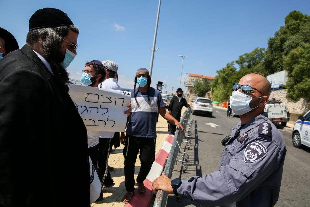 חסידי ברסלב הזועמים יצאו להפגין מול נתניהו חסידי ברסלב הזועמים יצאו להפגין מול נתניהו