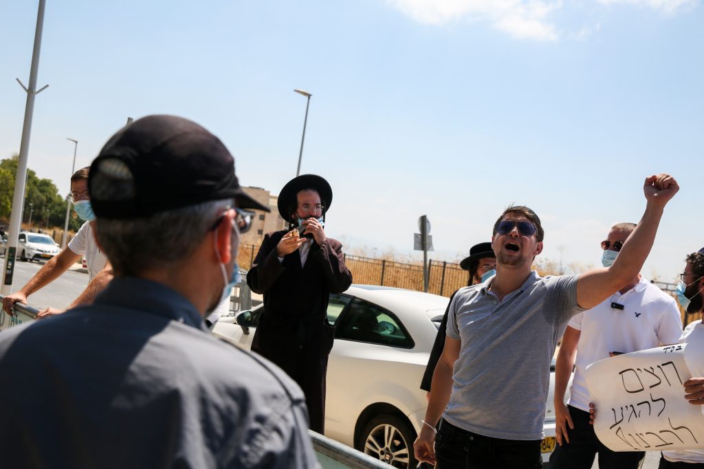 חסידי ברסלב הזועמים יצאו להפגין מול נתניהו חסידי ברסלב הזועמים יצאו להפגין מול נתניהו