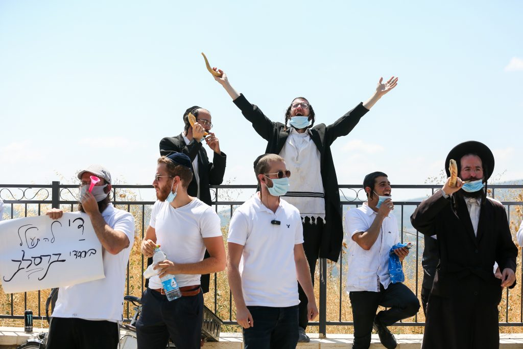 חסידי ברסלב הזועמים יצאו להפגין מול נתניהו חסידי ברסלב הזועמים יצאו להפגין מול נתניהו