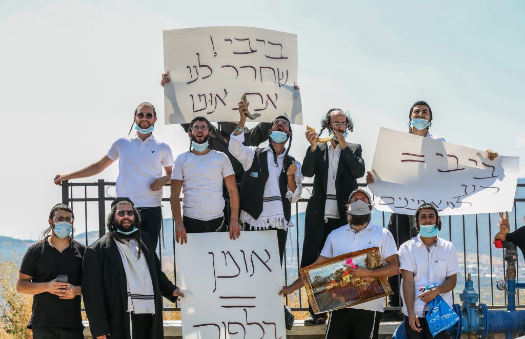 חסידי ברסלב הזועמים יצאו להפגין מול נתניהו חסידי ברסלב הזועמים יצאו להפגין מול נתניהו