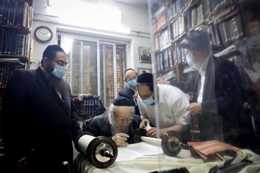 תיעוד: בין הזמנים אצל זקן ראשי הישיבות הגר"י שיינר