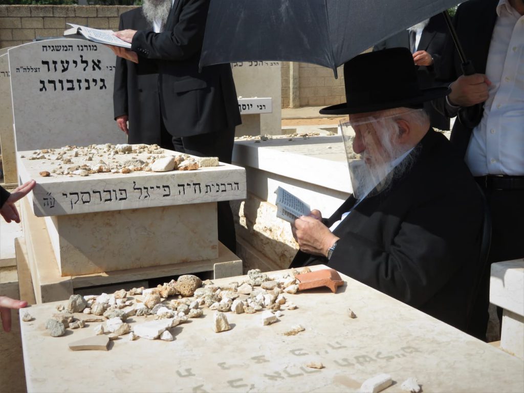 תיעוד: הגרב"ד פוברסקי על קבר אמו הרבנית ע"ה