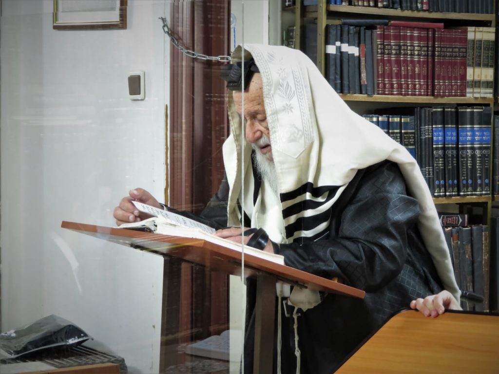 תיעוד: הגרב"ד פוברסקי על קבר אמו הרבנית ע"ה