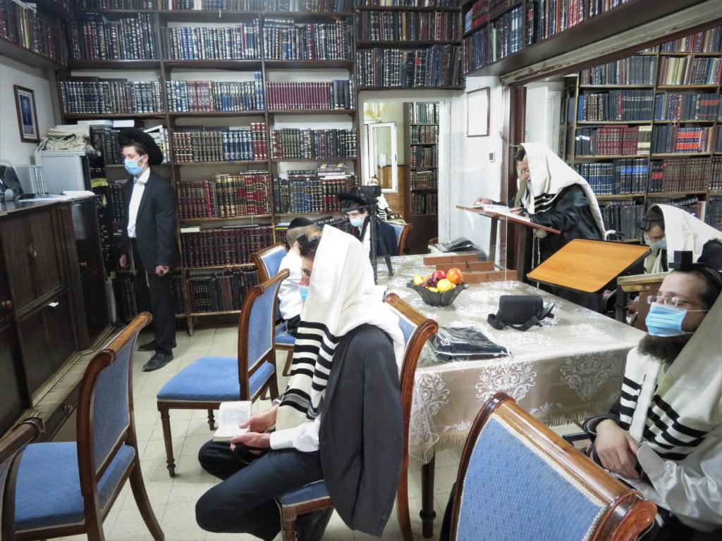 תיעוד: הגרב"ד פוברסקי על קבר אמו הרבנית ע"ה