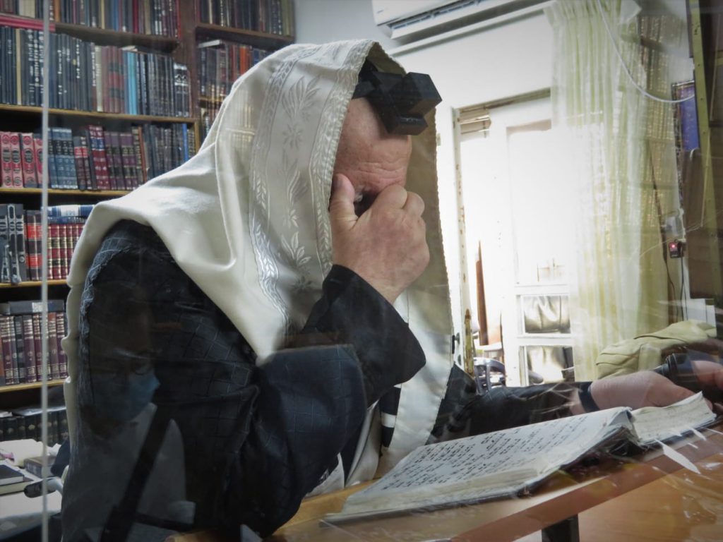 תיעוד: הגרב"ד פוברסקי על קבר אמו הרבנית ע"ה
