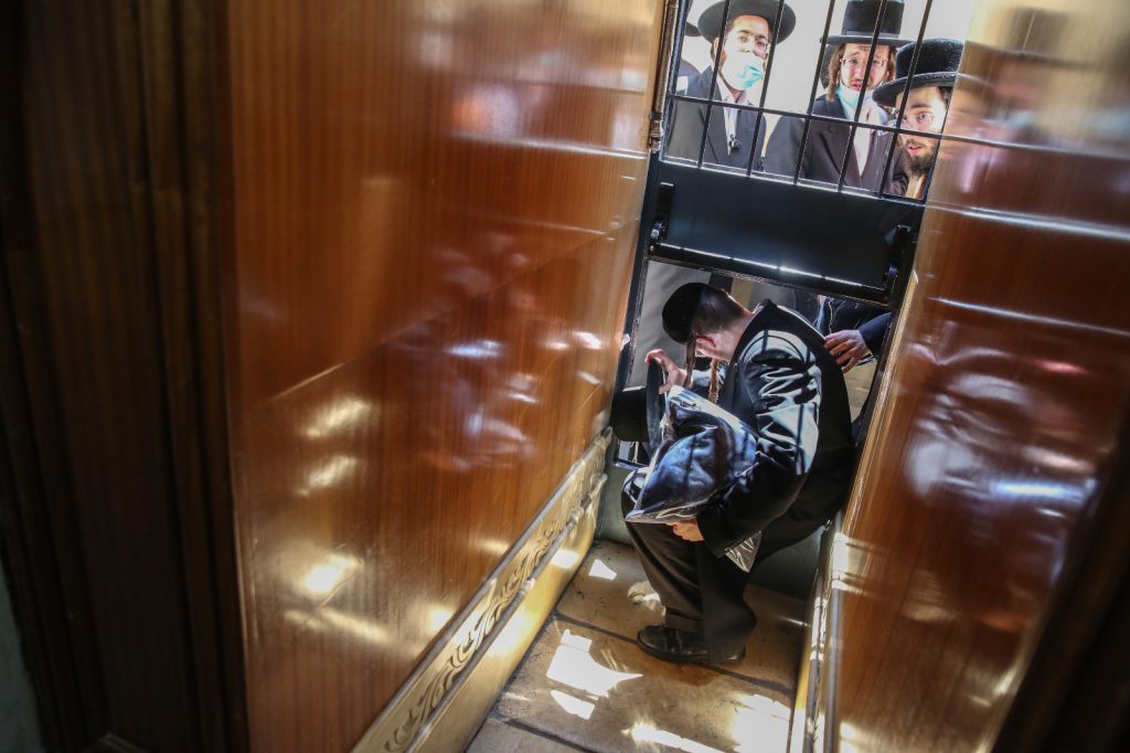 בין הזמנים במירון: פריצה ועקירת הדלתות