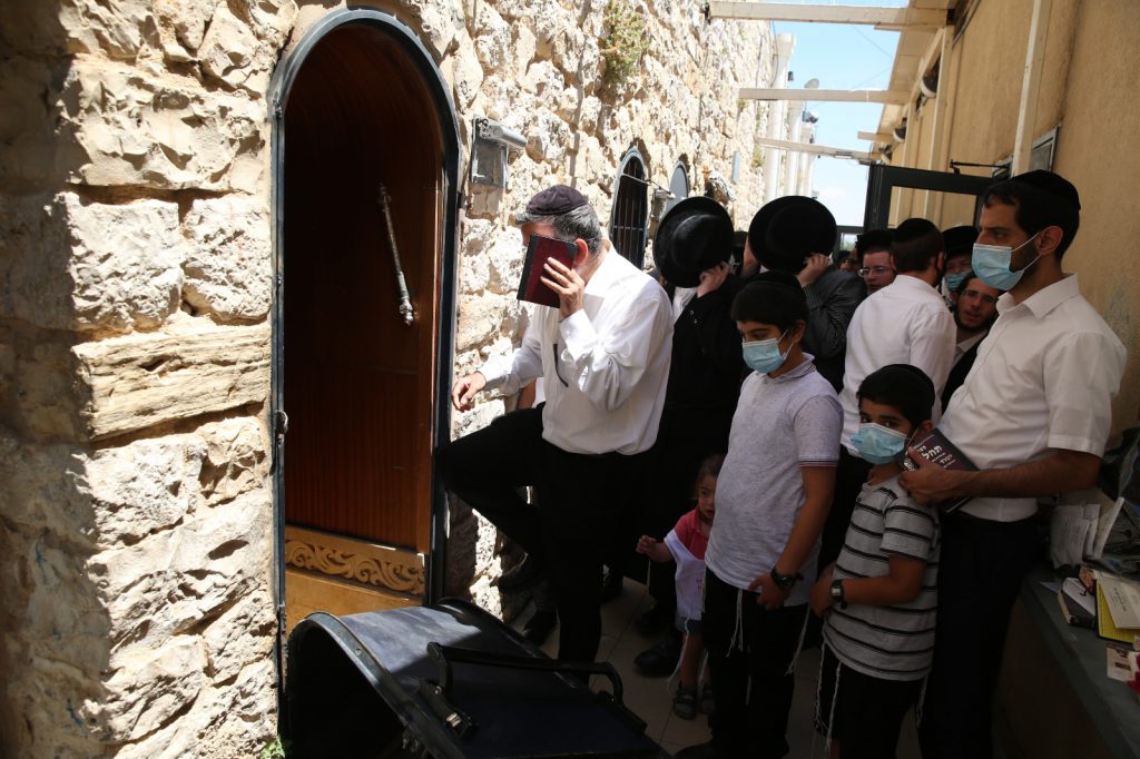 בין הזמנים במירון: פריצה ועקירת הדלתות