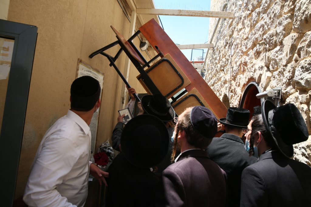 בין הזמנים במירון: פריצה ועקירת הדלתות