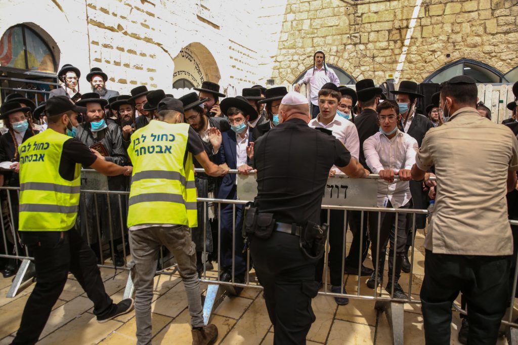 בין הזמנים במירון: פריצה ועקירת הדלתות