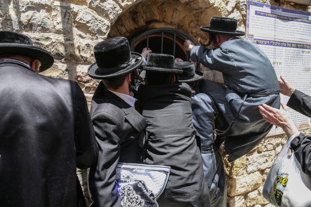 בין הזמנים במירון: פריצה ועקירת הדלתות