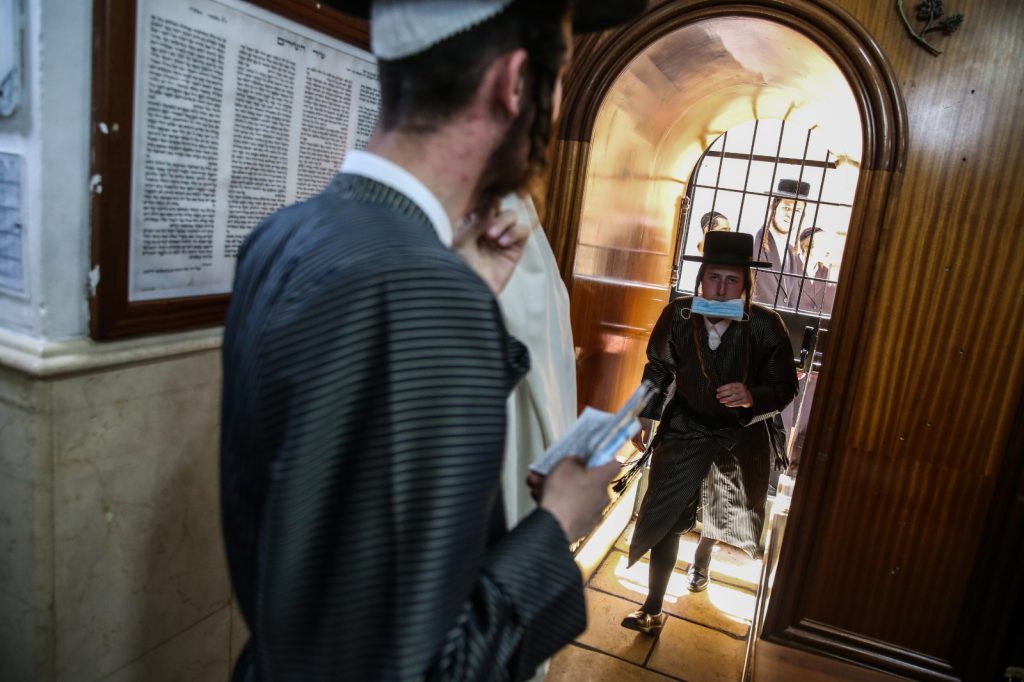 בין הזמנים במירון: פריצה ועקירת הדלתות