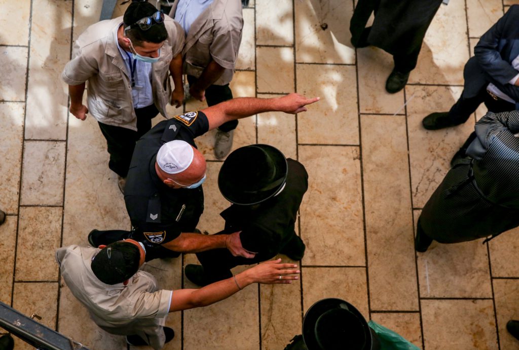 בין הזמנים במירון: פריצה ועקירת הדלתות
