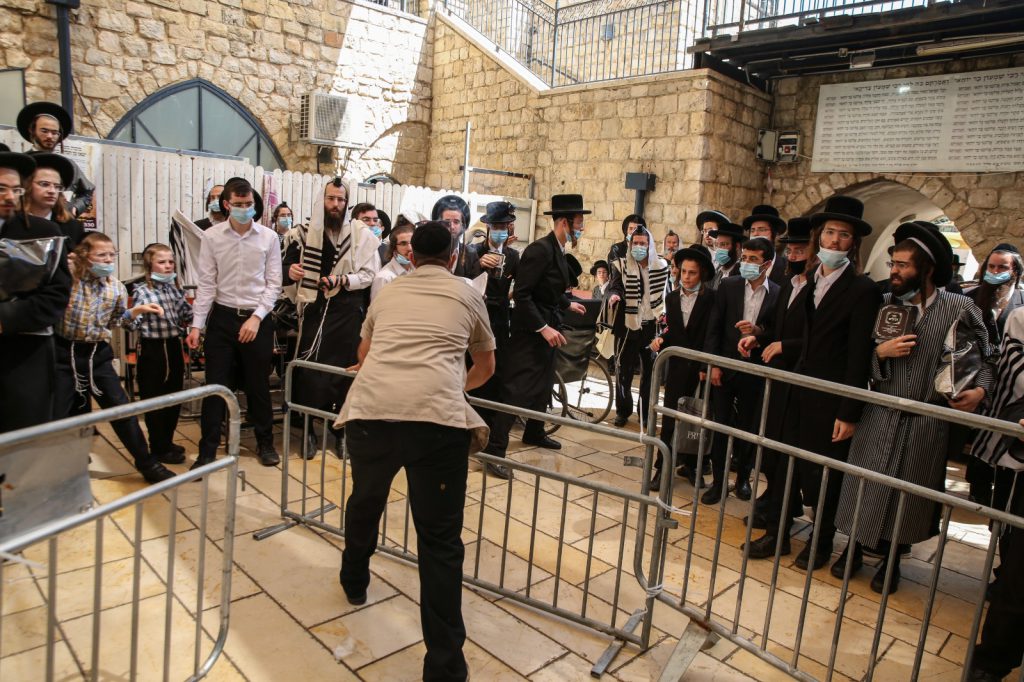 בין הזמנים במירון: פריצה ועקירת הדלתות