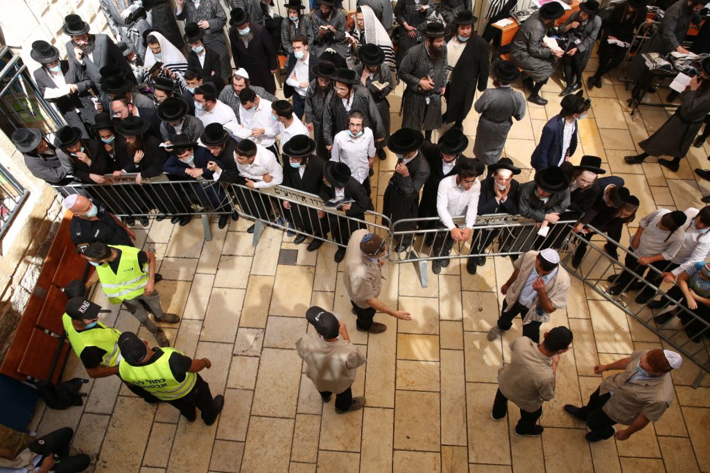 בין הזמנים במירון: פריצה ועקירת הדלתות