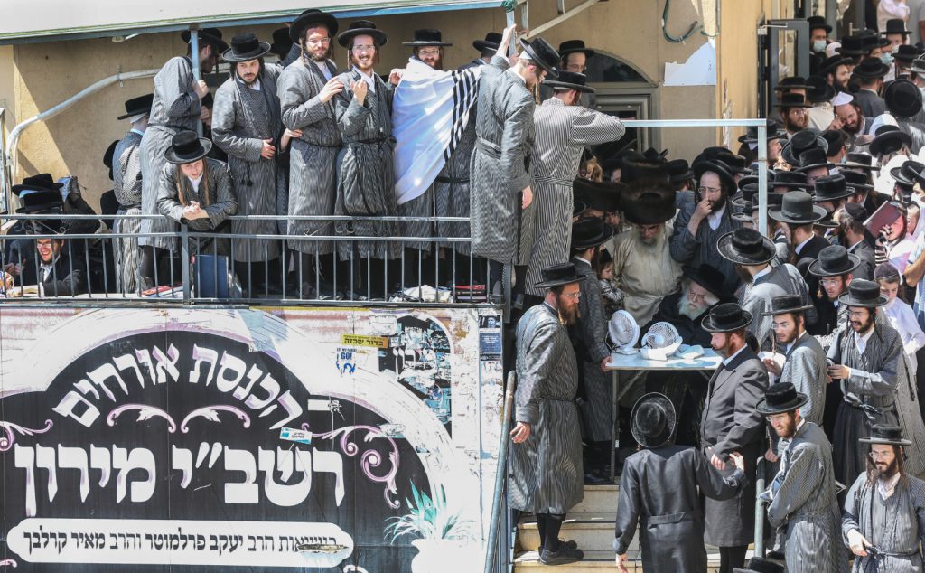 האדמו"ר מתולדות אברהם יצחק הגיע עם חסידיו לציון הרשב"י האדמו"ר מתולדות אברהם יצחק הגיע עם חסידיו לציון הרשב"י