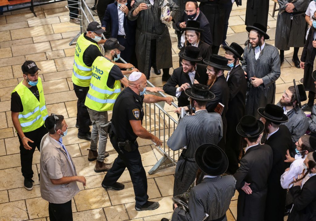 האדמו"ר מתולדות אברהם יצחק הגיע עם חסידיו לציון הרשב"י האדמו"ר מתולדות אברהם יצחק הגיע עם חסידיו לציון הרשב"י