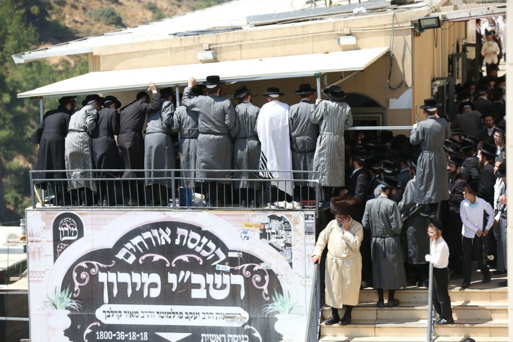 האדמו"ר מתולדות אברהם יצחק הגיע עם חסידיו לציון הרשב"י האדמו"ר מתולדות אברהם יצחק הגיע עם חסידיו לציון הרשב"י